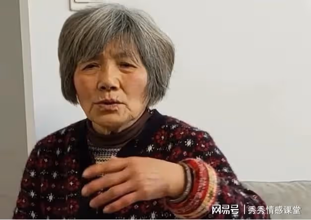 奶奶問我收入,本想說月入8000,我媽踩了我一腳,我回答:3000