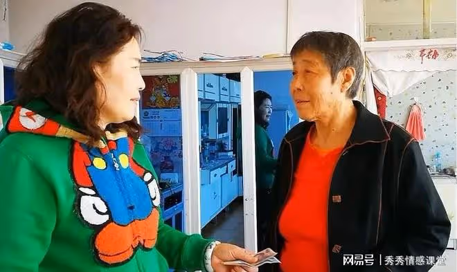 奶奶問我收入,本想說月入8000,我媽踩了我一腳,我回答:3000