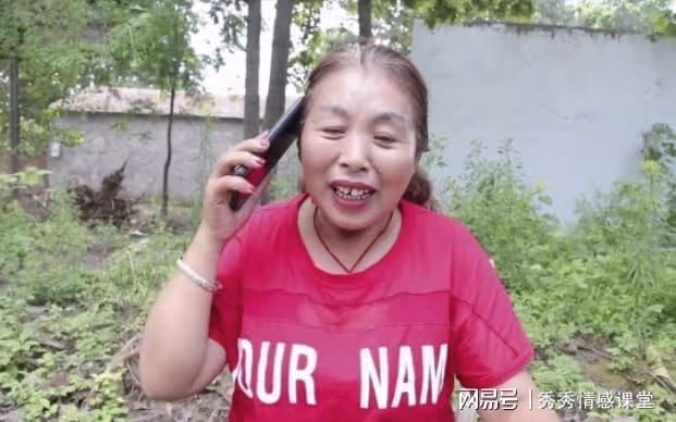 奶奶問我收入,本想說月入8000,我媽踩了我一腳,我回答:3000