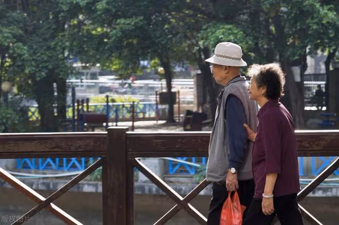 奉勸6070後,不要隨便把父母接到城裡,那可能不是老人想要的孝順
