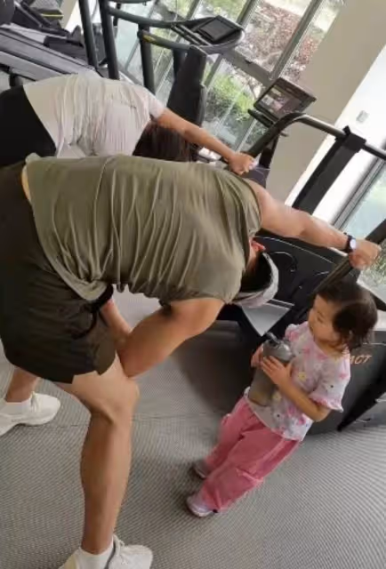 朱珠曬一家三口健身,2歲女兒跟著鍛鍊有模有樣,珠寶個頭超優越