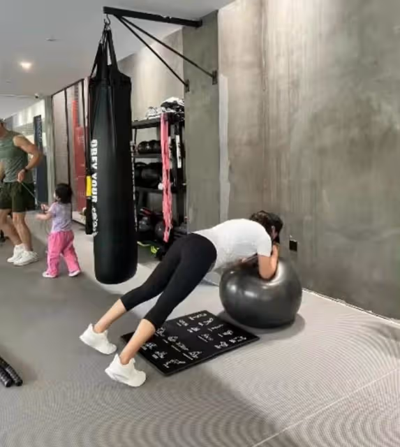 朱珠曬一家三口健身,2歲女兒跟著鍛鍊有模有樣,珠寶個頭超優越