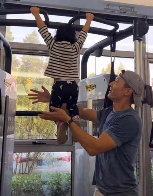 朱珠曬一家三口健身,2歲女兒跟著鍛鍊有模有樣,珠寶個頭超優越