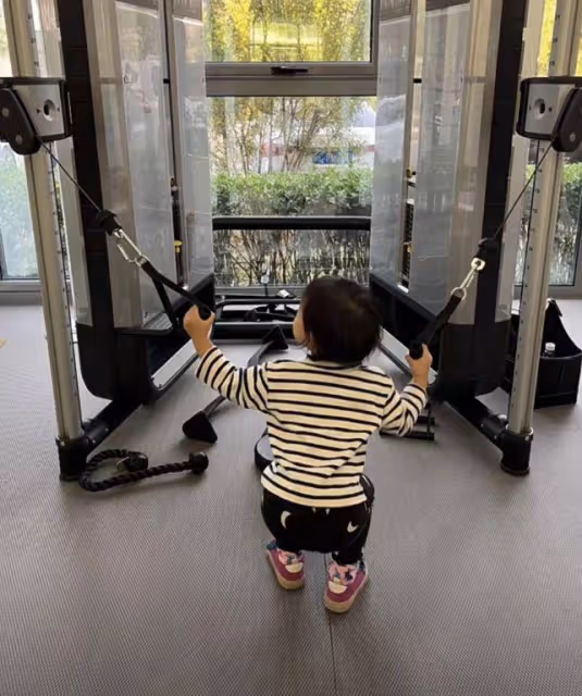 朱珠曬一家三口健身,2歲女兒跟著鍛鍊有模有樣,珠寶個頭超優越