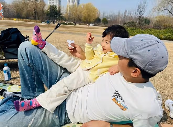 朱珠曬一家三口健身,2歲女兒跟著鍛鍊有模有樣,珠寶個頭超優越