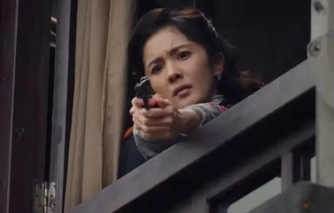 同樣演「女軍官」,把楊冪和王鷗俞飛鴻放在一起,差別就出來了