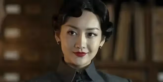 同樣演「女軍官」,把楊冪和王鷗俞飛鴻放在一起,差別就出來了