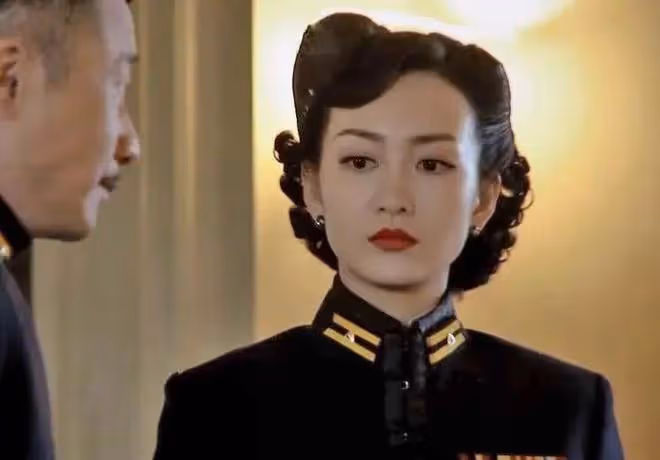 同樣演「女軍官」,把楊冪和王鷗俞飛鴻放在一起,差別就出來了