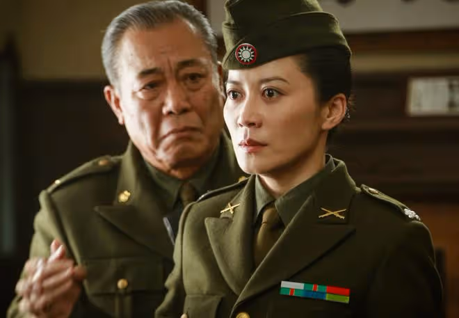 同樣演「女軍官」,把楊冪和王鷗俞飛鴻放在一起,差別就出來了