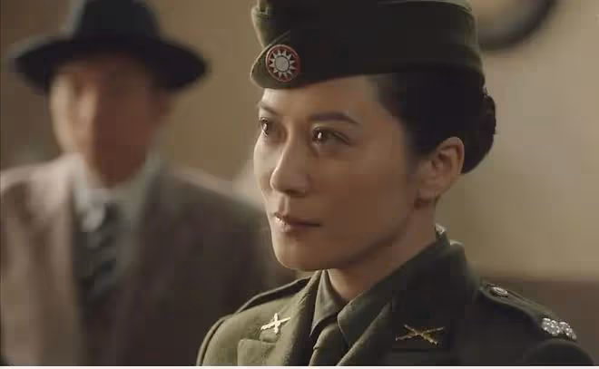同樣演「女軍官」,把楊冪和王鷗俞飛鴻放在一起,差別就出來了