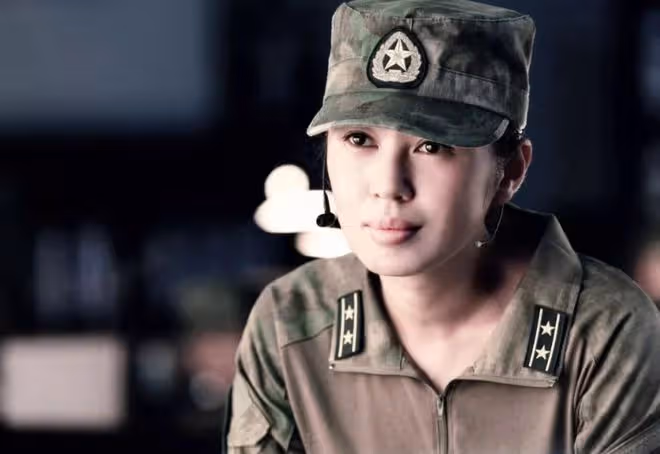 同樣演「女軍官」,把楊冪和王鷗俞飛鴻放在一起,差別就出來了