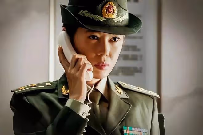 同樣演「女軍官」,把楊冪和王鷗俞飛鴻放在一起,差別就出來了