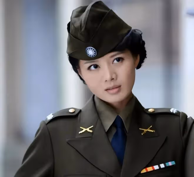 同樣演「女軍官」,把楊冪和王鷗俞飛鴻放在一起,差別就出來了