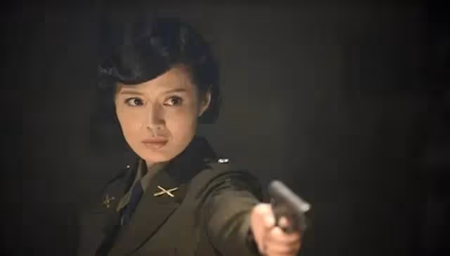 同樣演「女軍官」,把楊冪和王鷗俞飛鴻放在一起,差別就出來了