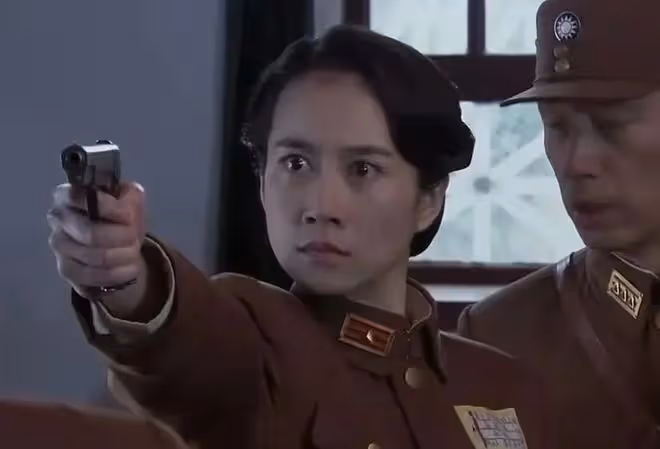 同樣演「女軍官」,把楊冪和王鷗俞飛鴻放在一起,差別就出來了