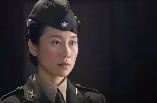 同樣演「女軍官」,把楊冪和王鷗俞飛鴻放在一起,差別就出來了