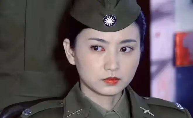 同樣演「女軍官」,把楊冪和王鷗俞飛鴻放在一起,差別就出來了