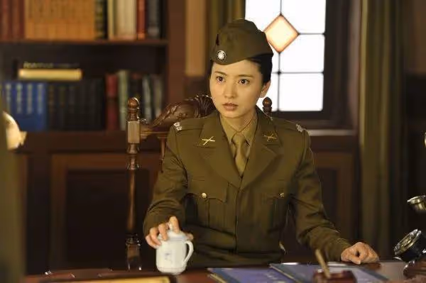 同樣演「女軍官」,把楊冪和王鷗俞飛鴻放在一起,差別就出來了