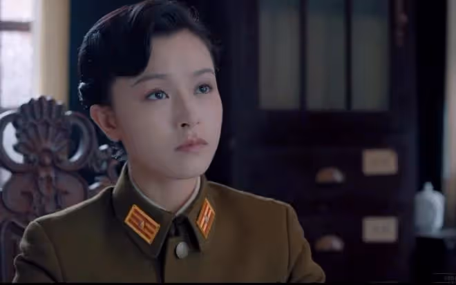 同樣演「女軍官」,把楊冪和王鷗俞飛鴻放在一起,差別就出來了
