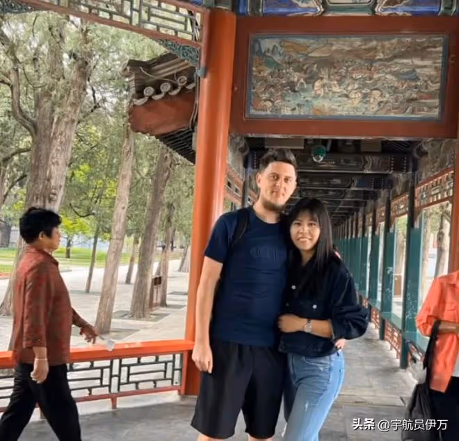 未婚先孕？河北美女為嫁波蘭窮學生，與父母斷絕關係，如今後悔嗎