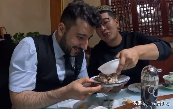 伊拉克老王:曾被子彈擊中腹部,卻被中國河南人一頓飯弄哭3次