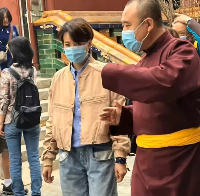 董卿和雍和宮的大師熱聊，臉上戴著口罩，依舊讓人一眼就能認出來