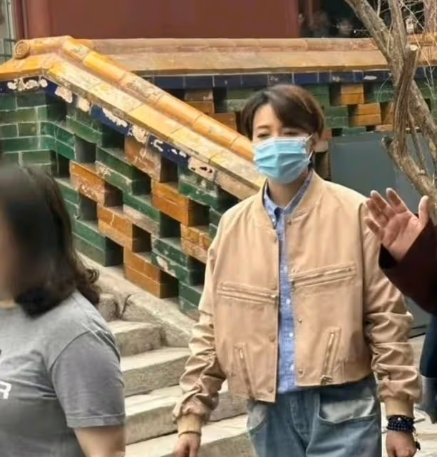 董卿和雍和宮的大師熱聊，臉上戴著口罩，依舊讓人一眼就能認出來