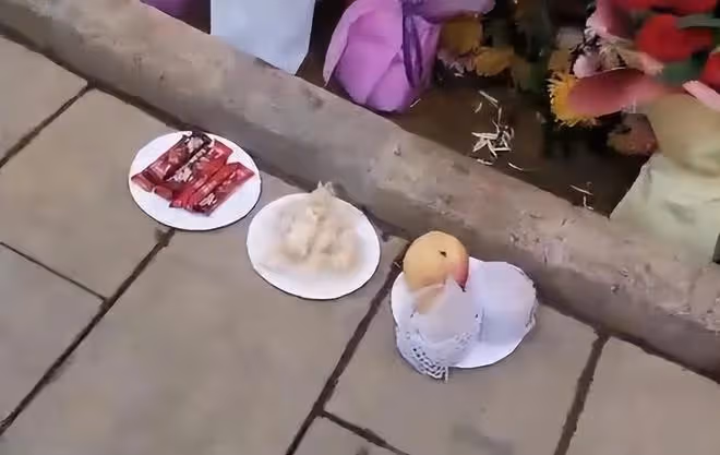 周海媚墓前的貢品零食被人偷走，悼念鮮花恐將被集體處理