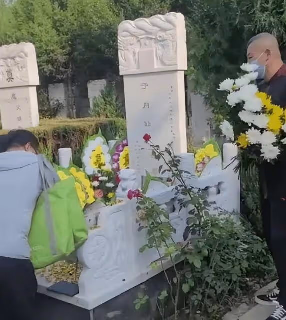 周海媚墓前的貢品零食被人偷走，悼念鮮花恐將被集體處理