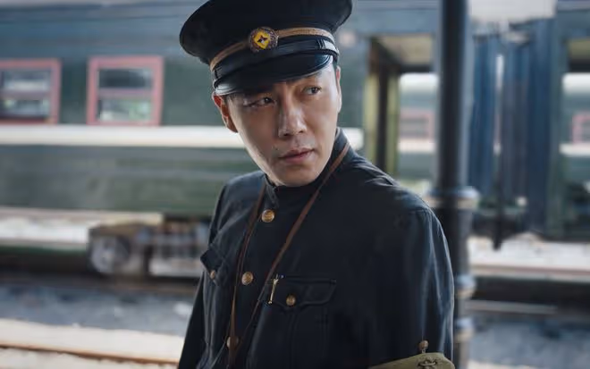 《哈爾濱1944》直到宋卓文身份曝光,他才發現,四個細節暴露自己