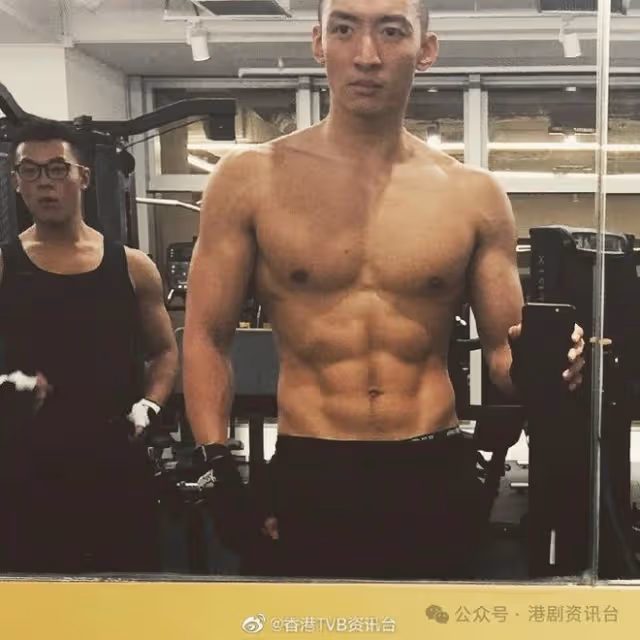 又走一個!曾參加TVB《功夫新星》 「腹肌IT男」宣布離巢