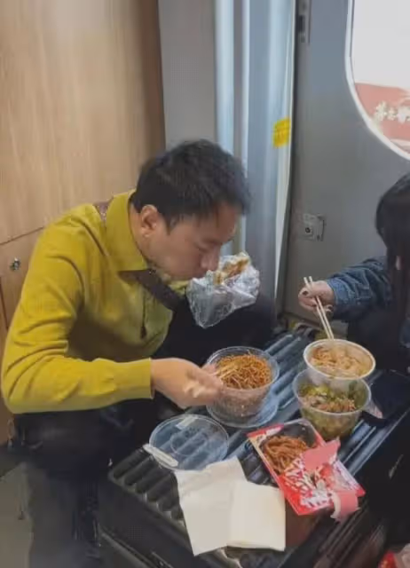網友火車上偶遇海來阿木,沒買到坐票蹲走道吃飯,被贊太接地氣