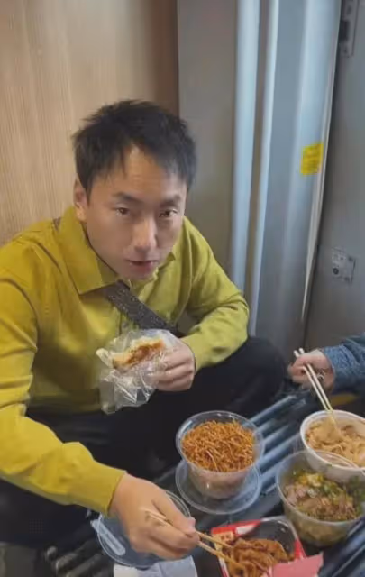 網友火車上偶遇海來阿木,沒買到坐票蹲走道吃飯,被贊太接地氣