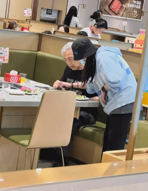 78歲戲骨秦沛近照曝光,獨自吃海底撈不會點餐,網友幫助他點餐!