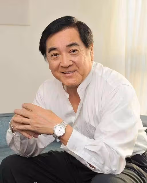 78歲戲骨秦沛近照曝光,獨自吃海底撈不會點餐,網友幫助他點餐!