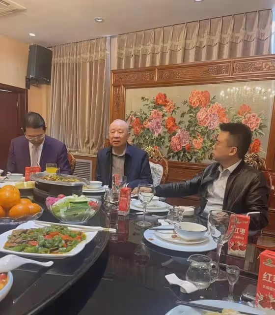 前首富牟其中罕有現身聚餐!喝1.6元的飲品太節儉,多位大佬陪伴