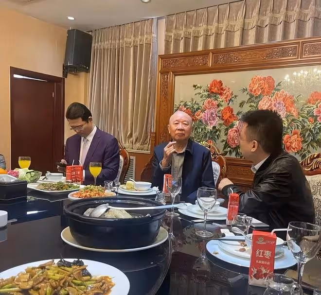 前首富牟其中罕有現身聚餐!喝1.6元的飲品太節儉,多位大佬陪伴