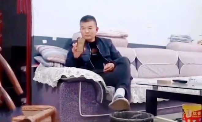 妻子出軌男同學並產子,要求丈夫對孩子負責,丈夫:給我50萬再說