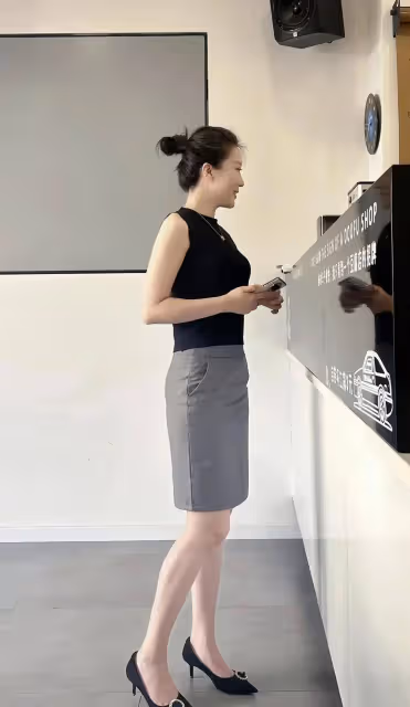 極簡穿搭,黑色正肩短袖搭配米色半身裙,黑白配簡單又好看