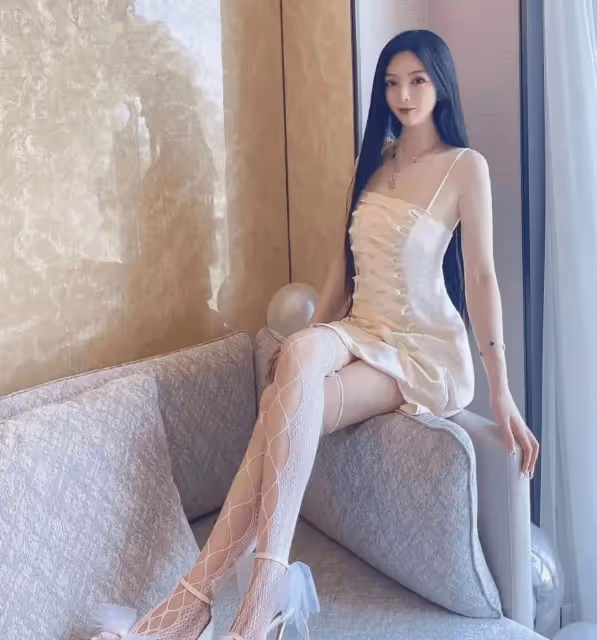 白絲高跟:御姐的性感密碼,魅力無限引矚目