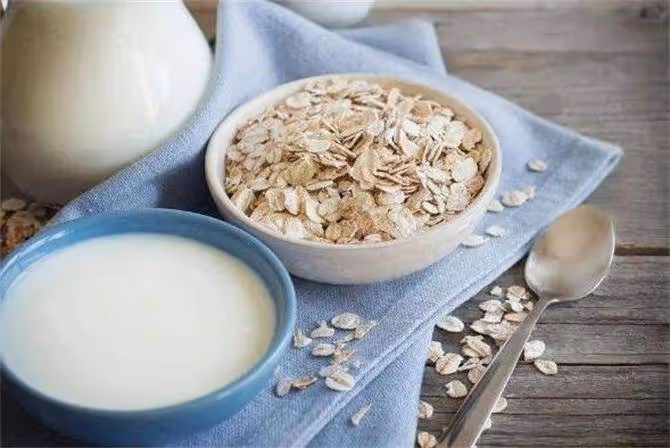燕麥奶和牛奶有什麼區別?燕麥奶能替代牛奶補鈣嗎?