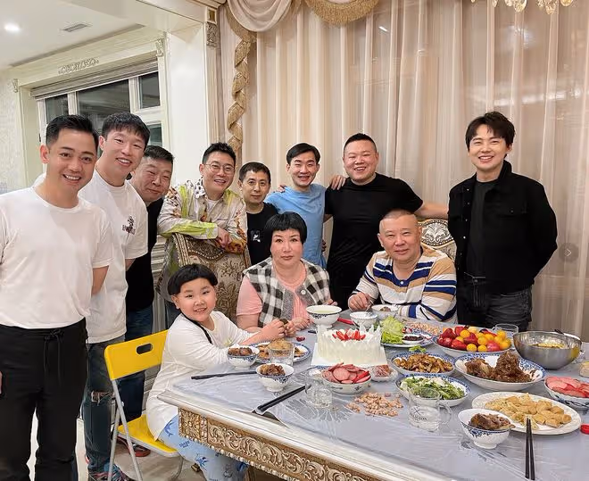 郭德綱小3歲嬌妻慶生!短髮大臉盤穩坐C位,6歲兒子長得太像媽媽