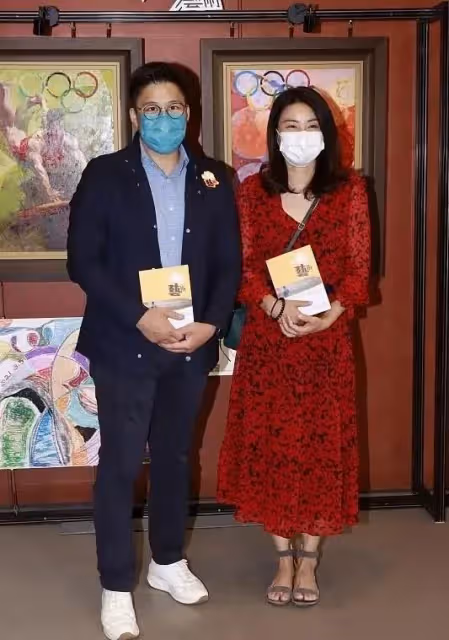 郭晶晶同框香港貴婦團!蕾絲襯衫搭長裙遮肉又時髦,鑲邊照樣亮眼