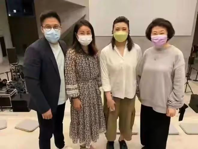 郭晶晶同框香港貴婦團!蕾絲襯衫搭長裙遮肉又時髦,鑲邊照樣亮眼