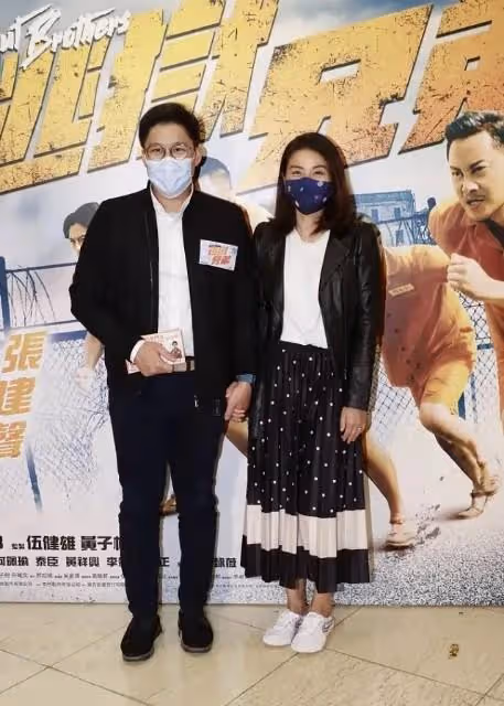 郭晶晶同框香港貴婦團!蕾絲襯衫搭長裙遮肉又時髦,鑲邊照樣亮眼