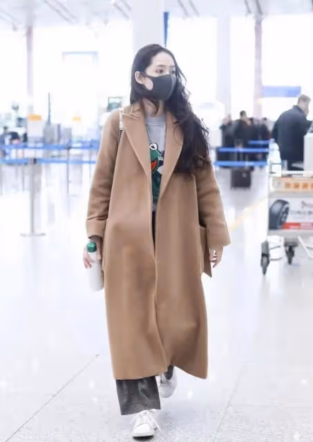 向佐一家三口同框!女兒打扮時髦太萌,郭碧婷穿粉色帽衫身材圓潤