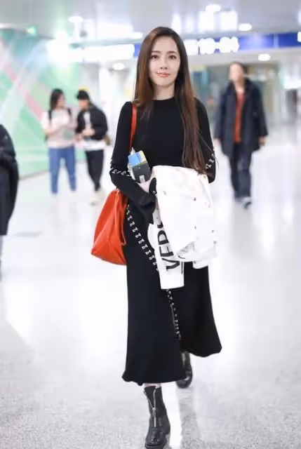 向佐一家三口同框!女兒打扮時髦太萌,郭碧婷穿粉色帽衫身材圓潤