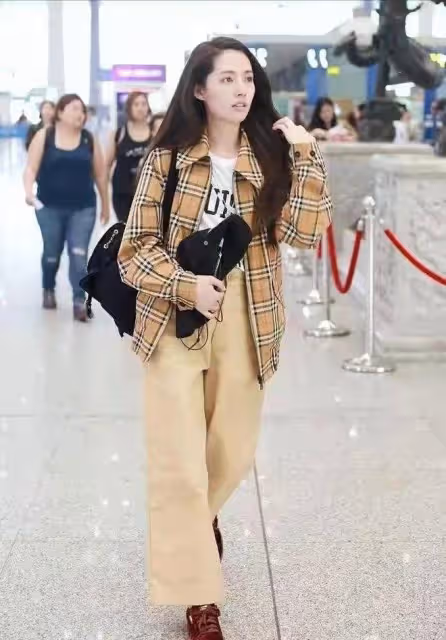 向佐一家三口同框!女兒打扮時髦太萌,郭碧婷穿粉色帽衫身材圓潤