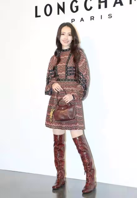 向佐一家三口同框!女兒打扮時髦太萌,郭碧婷穿粉色帽衫身材圓潤