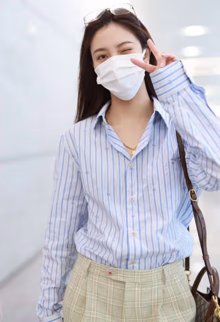 張一山前女友再現中性風!穿男款西裝褲配襯衣,領口還少系倆扣子